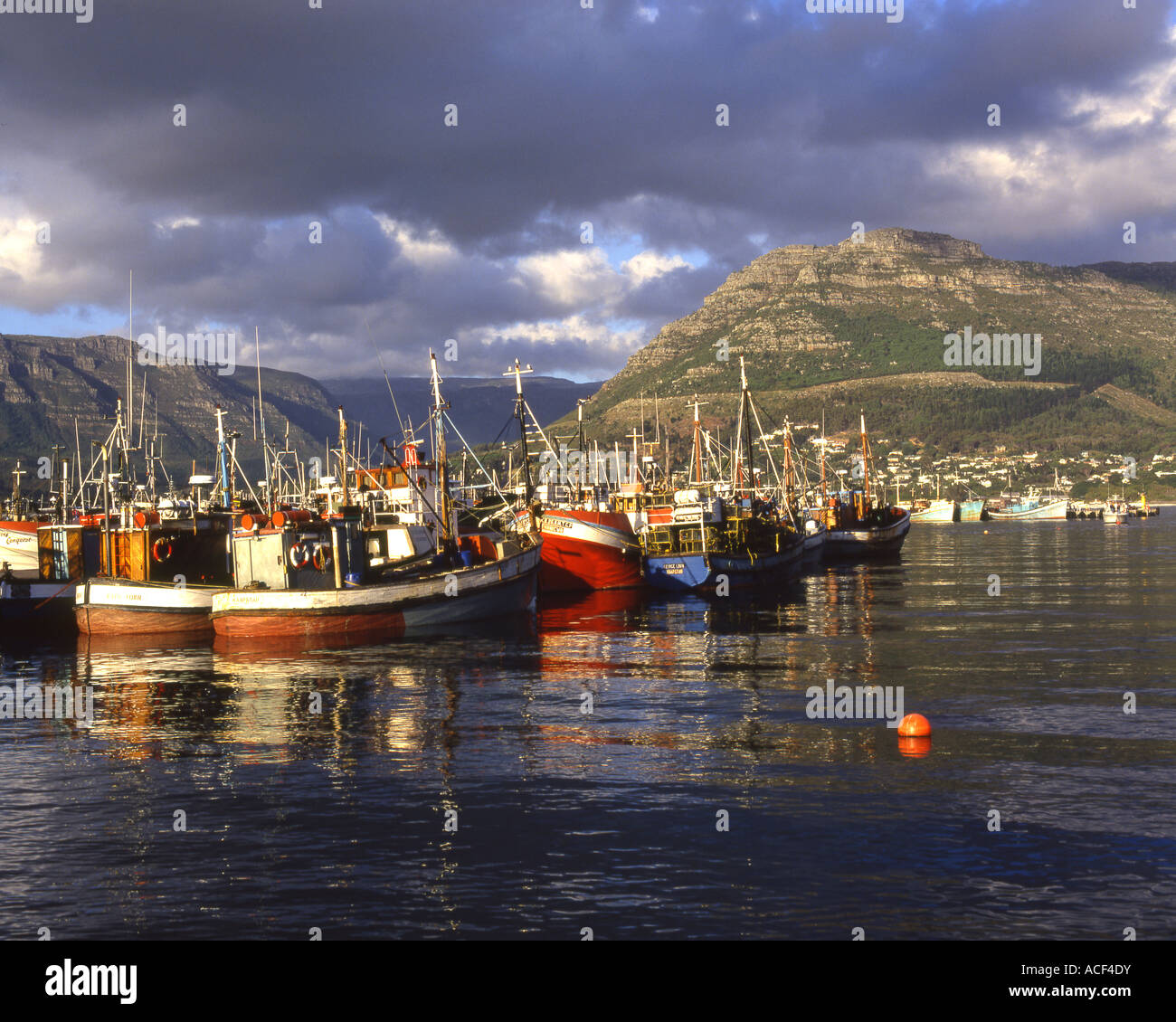 Attività di pesca i pescherecci con reti da traino ormeggiata in Hout Bay porto di pescatori di Cape Peninsula, Provincia del Capo occidentale; Sud Africa Foto Stock