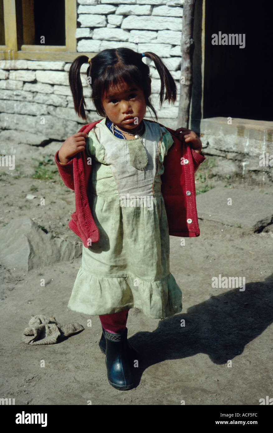 Ritratto di una giovane ragazza Gurung al di fuori del Santuario di Annapurna Nepal Foto Stock