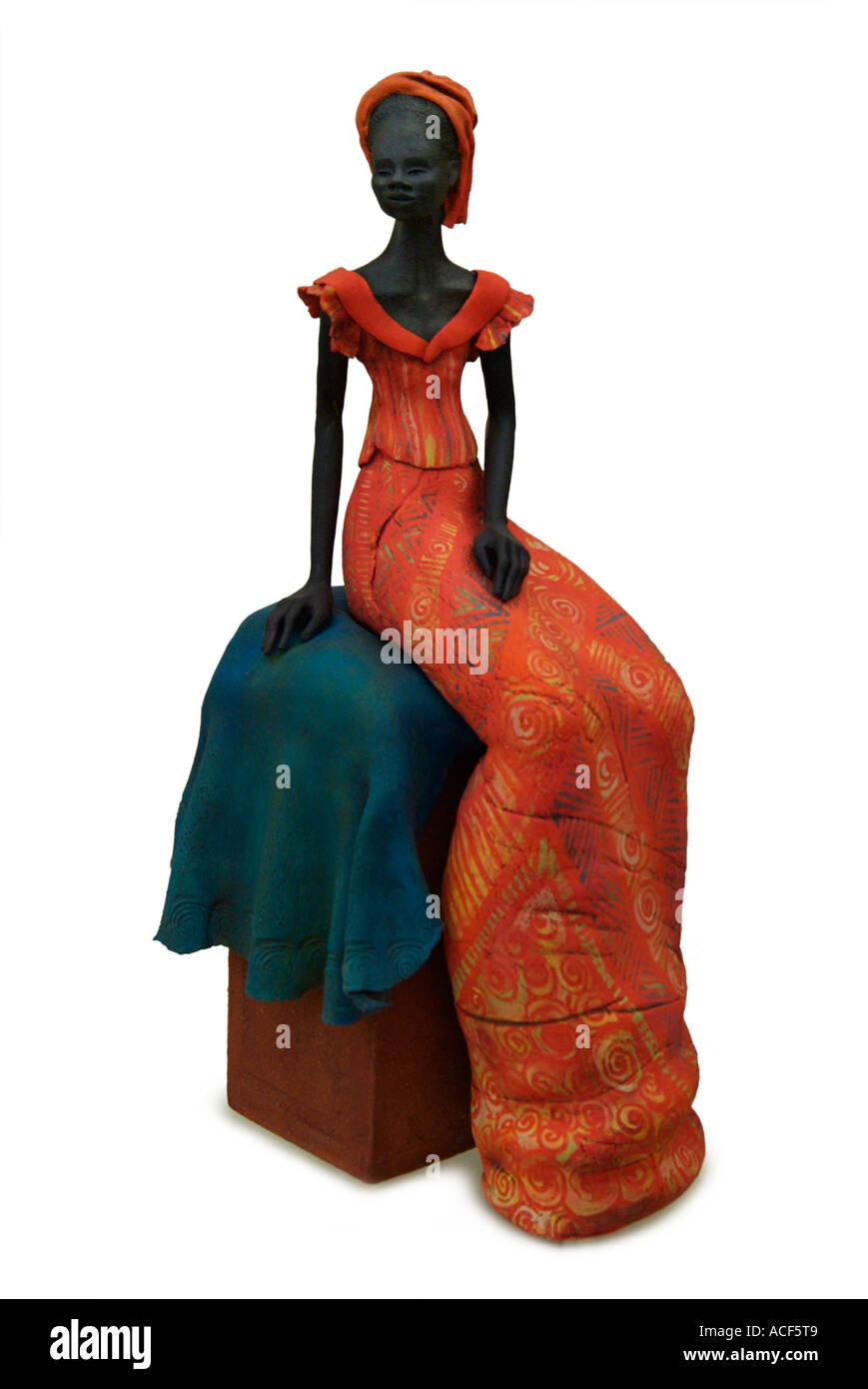 Ceramiche fatte a mano studio arte ceramica inglese UK pentola di creta ceramica sfondo bianco arte unica donna africana seduto arancio femmina Foto Stock
