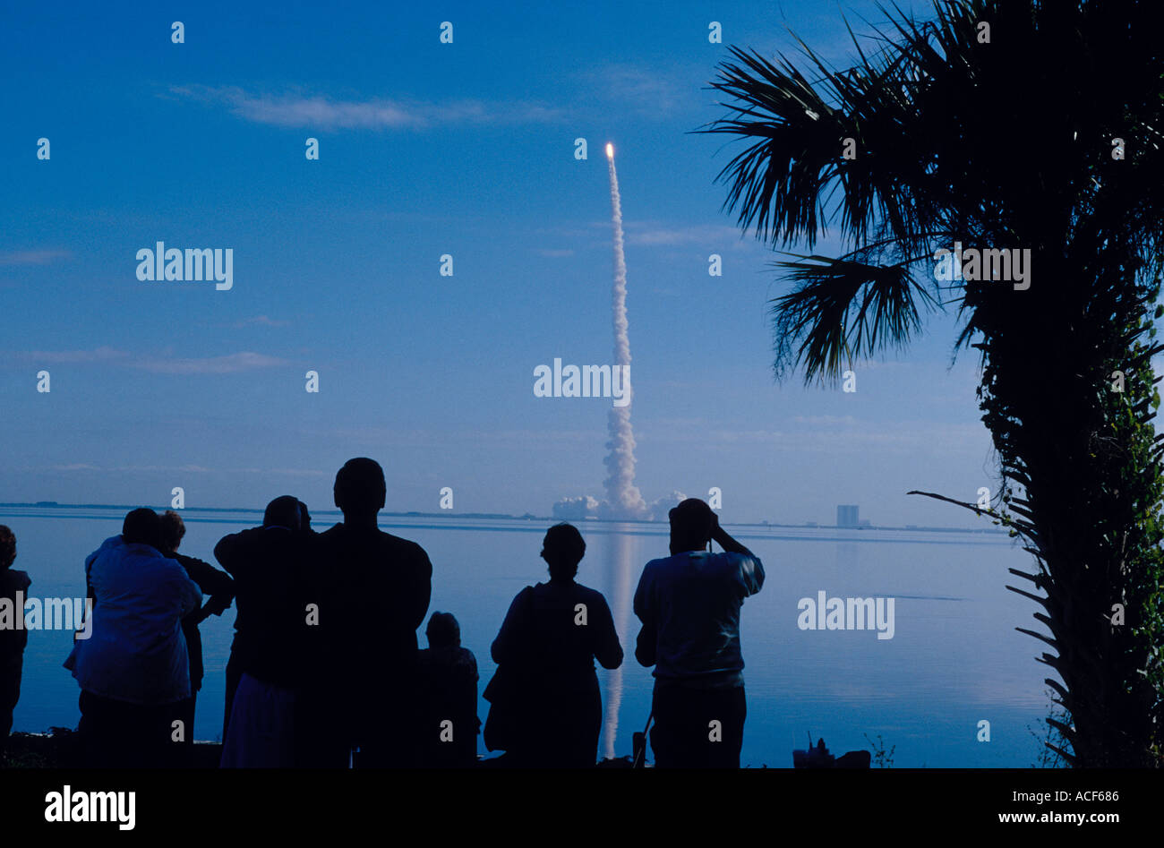 Spettatori guarda il finale di lancio della navetta Columbia attraverso il fiume indiano al Kennedy Space Center FL 1 16 03 Foto Stock