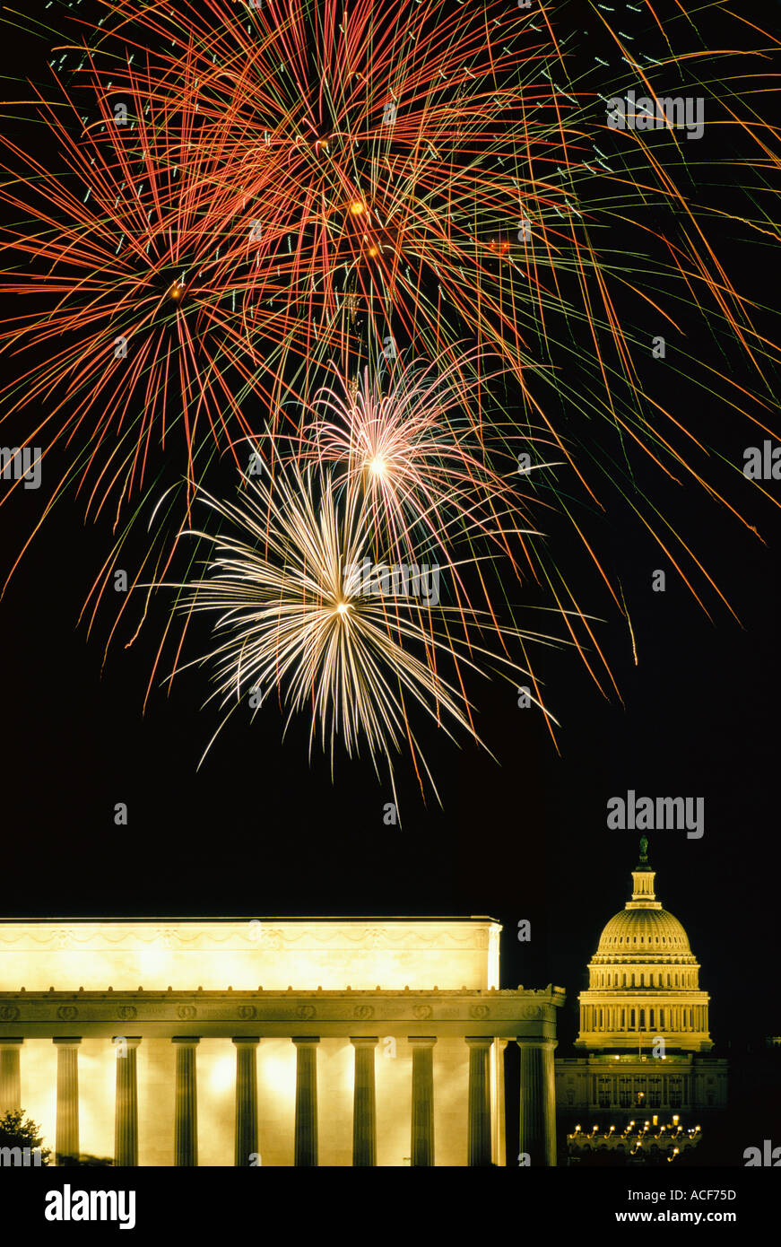 Quarto di luglio raffica di fuochi d'artificio oltre il Lincoln Memorial e il Campidoglio di Washington DC Foto Stock