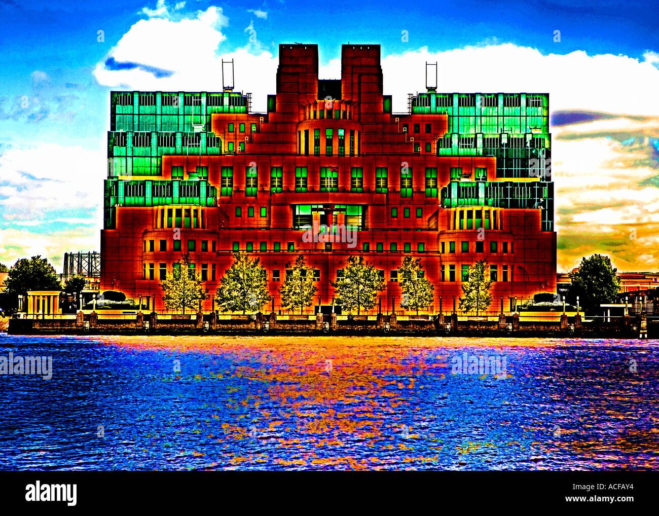 MI6 Edificio Vauxhall Bridge, London SE1, Inghilterra dato un trattamento sinister cortesia di Photoshop. Surreale molto stilizzata immagine alterata, British SIS Foto Stock