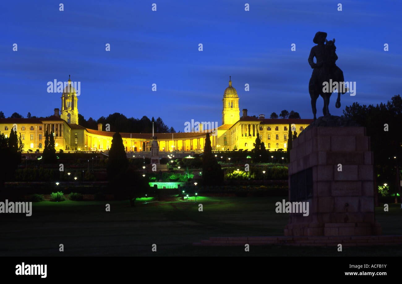 Unione illuminate degli edifici (progettato da Sir Herbert Baker) durante la notte con un profilarsi la statua di un cavaliere a cavallo Pretoria Foto Stock