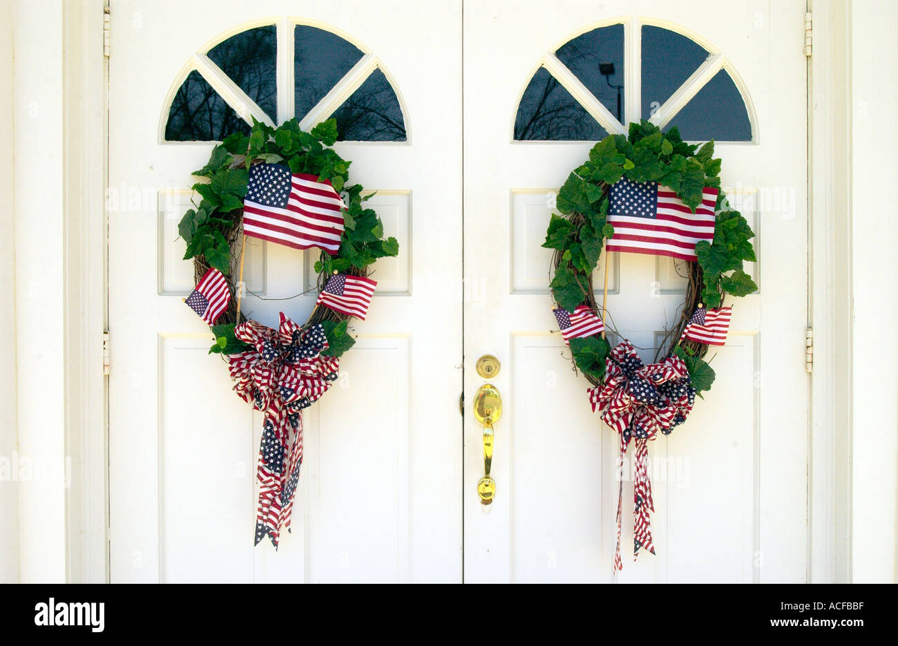 Ghirlande patriottica sulle porte delle chiese rurali in Georgia, Stati Uniti d'America. Foto Stock