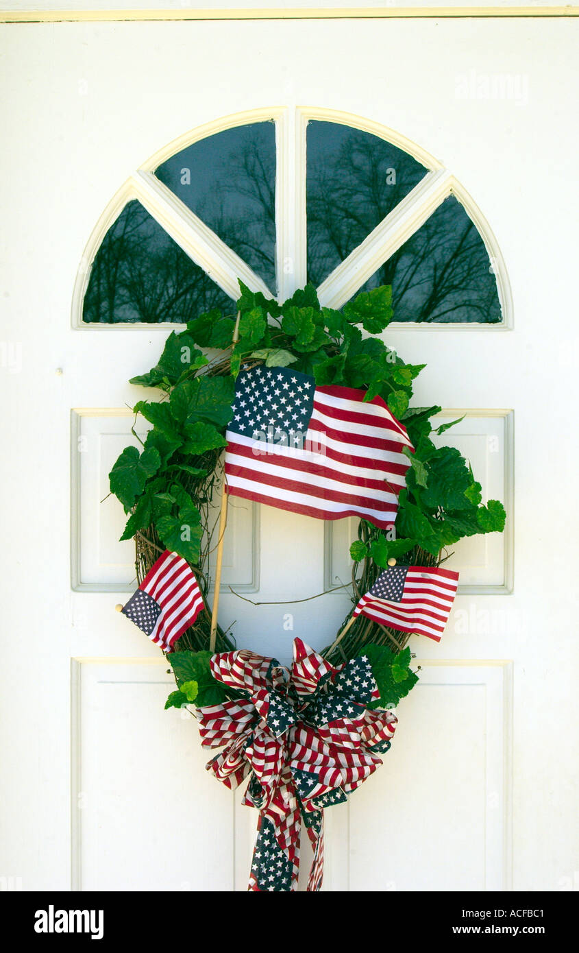Ghirlande patriottica sulle porte delle chiese rurali in Georgia, Stati Uniti d'America. Foto Stock