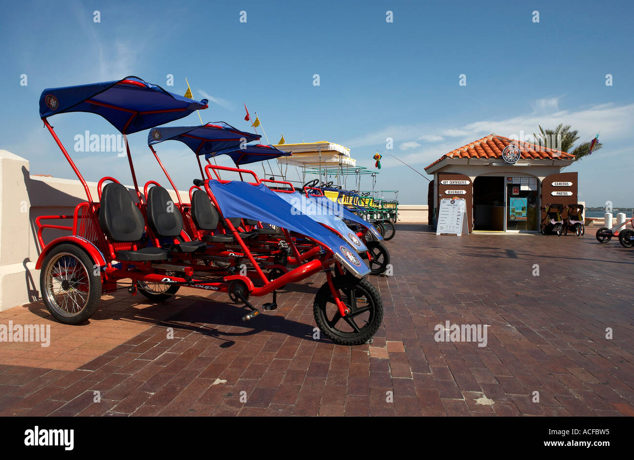 Noleggio bici rifugio con deuce coupes in primo piano pronto per affitto sul Molo di St Petersburg florida Stati uniti america stati uniti d'America Foto Stock