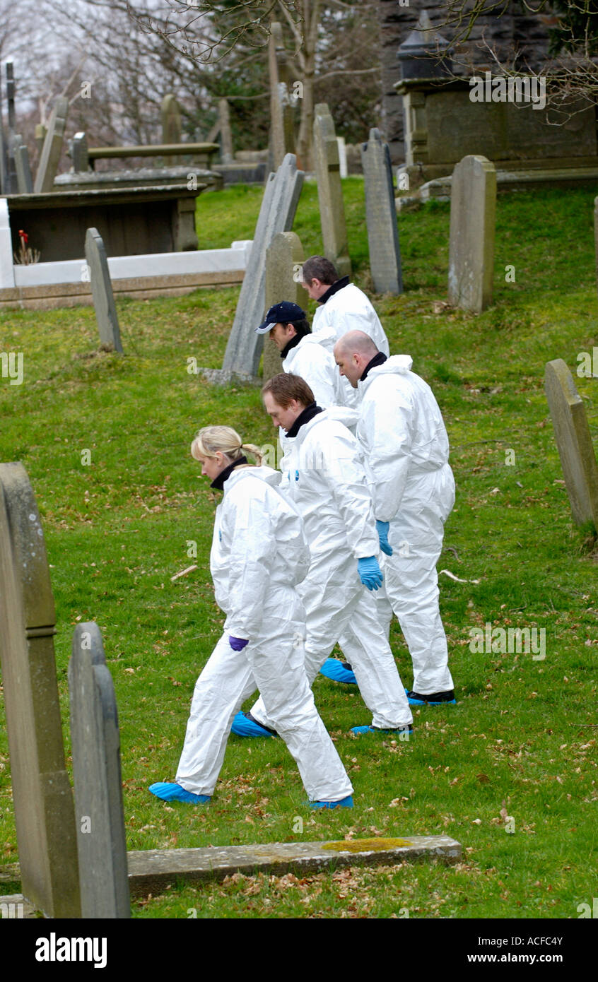 I funzionari di polizia del cimitero di ricerca dopo l omicidio di padre Paolo Bennett pugnalato a morte nella motivazione della sua chiesa Wales UK Foto Stock