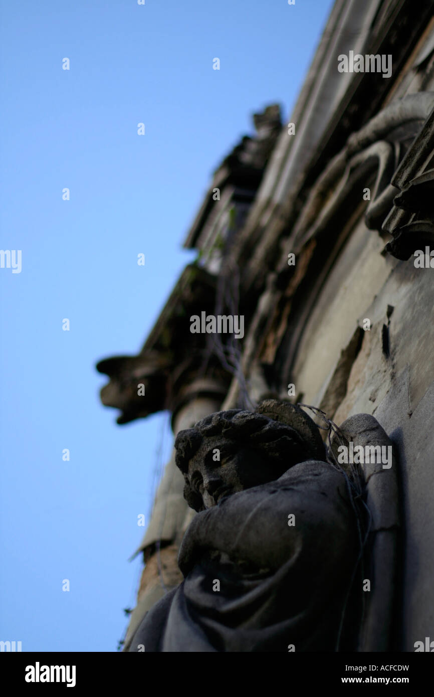 Statua dell'angelo in una cripta del cimitero di Père-Lachaise a Parigi, Francia. Foto Stock