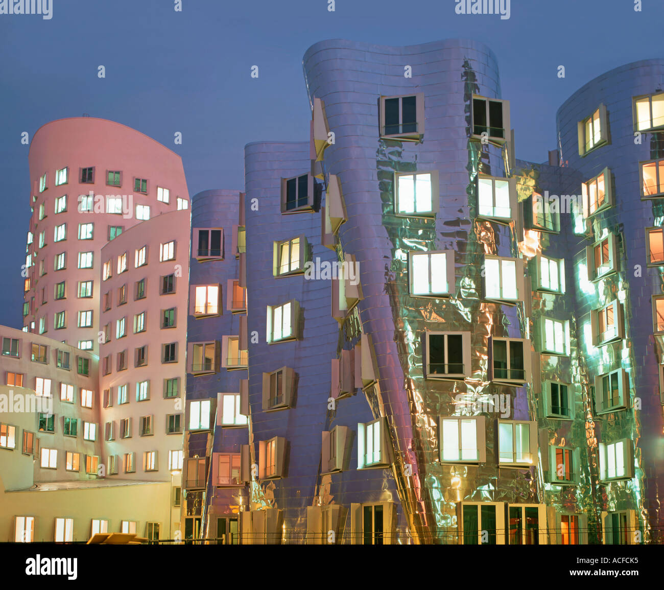 Duesseldorf edificio futuristico da architetto Frank Gehry o Neuer Zollhof Medienhafen Foto Stock