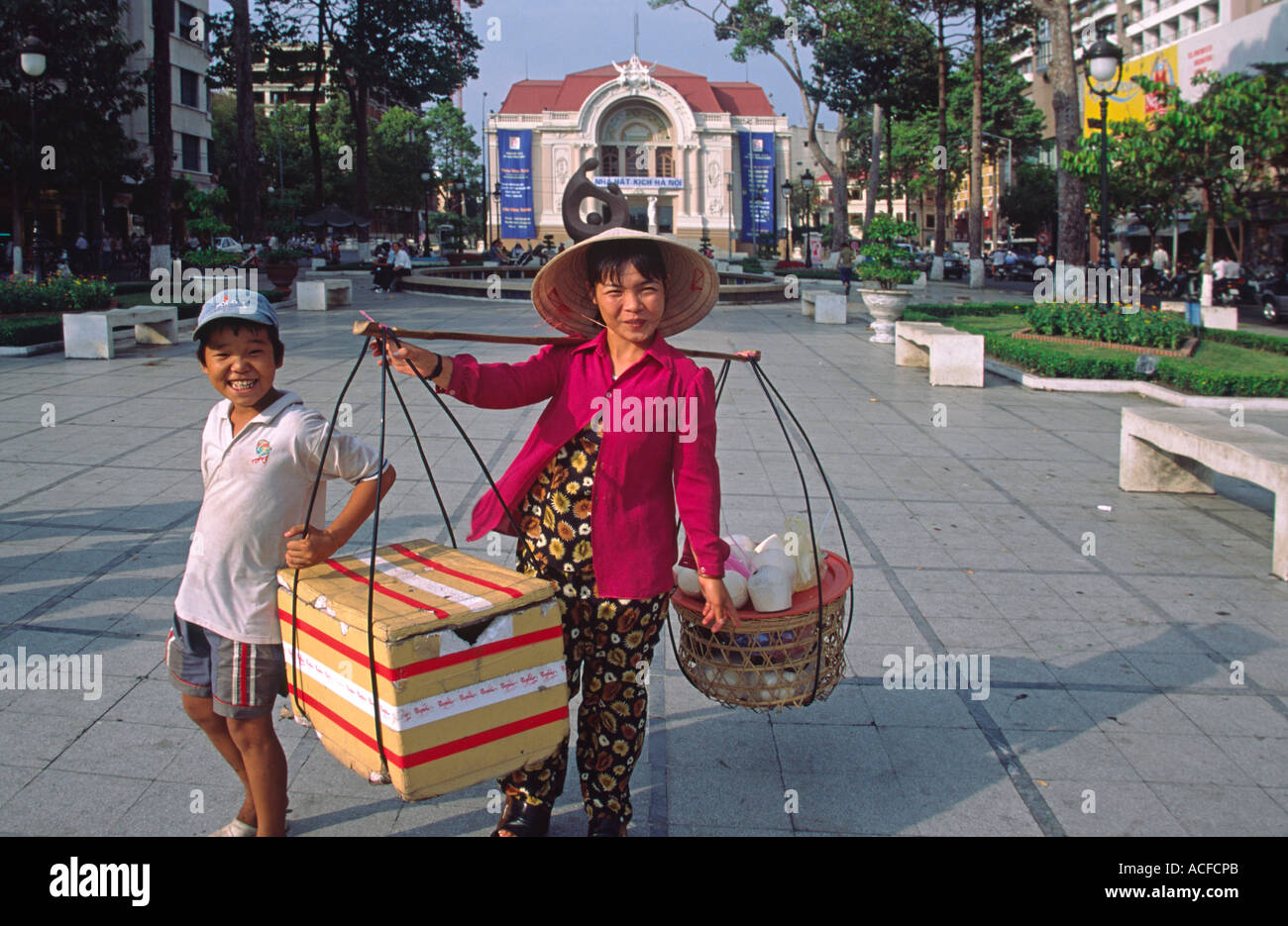 Ho Chi Minh City donna con street shop little boy Foto Stock
