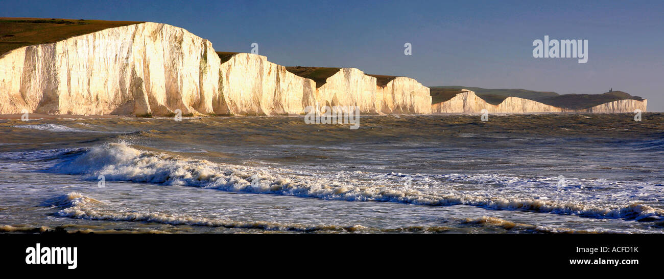 Le sette sorelle Chalk Cliffs dalla spiaggia di Seaford Testa, South Downs Way, Sussex, Inghilterra, Regno Unito Foto Stock