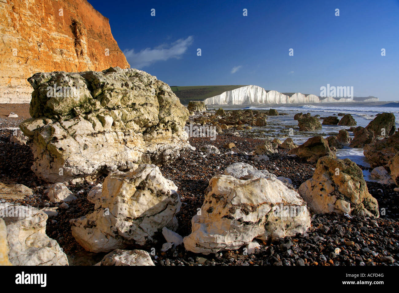 Chalk rocce sulla spiaggia a Seaford Testa, South Downs Way, 7 sorelle Cliffs, Sussex, Inghilterra, Regno Unito, Foto Stock