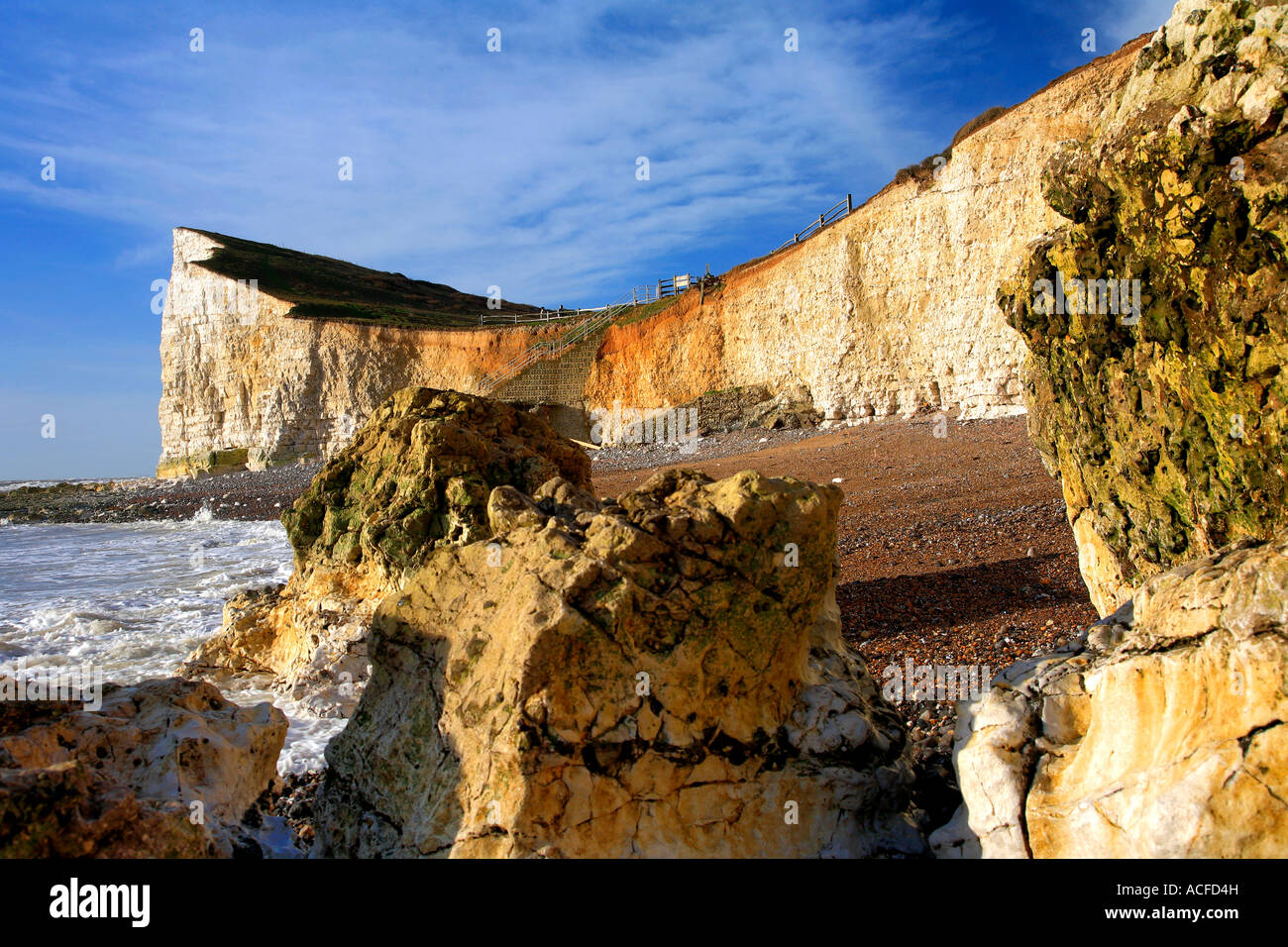 Chalk rocce sulla spiaggia di speranza Gap, South Downs Way, 7 sorelle Cliffs, Sussex, Inghilterra, Regno Unito, Foto Stock