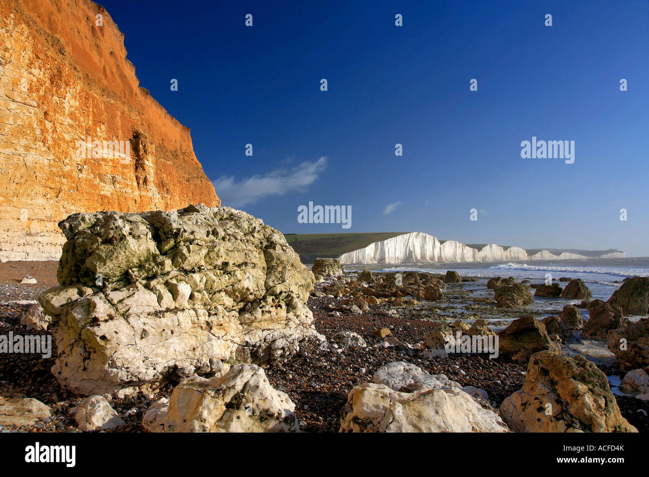 Chalk rocce sulla spiaggia a Seaford Testa, South Downs Way, 7 sorelle Cliffs, Sussex, Inghilterra, Regno Unito, Foto Stock