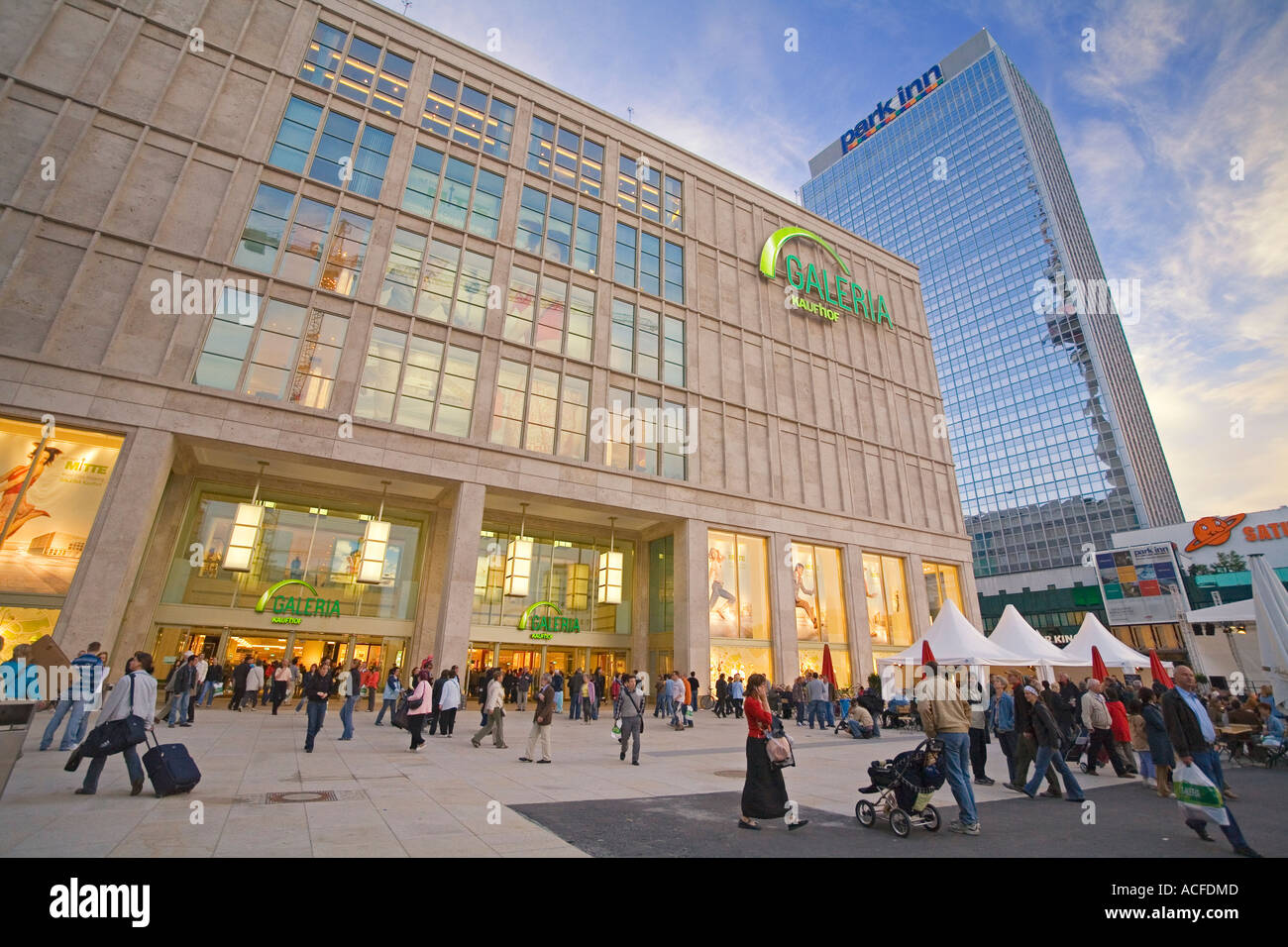 Berlin Alexanderplatz Galeria Kaufhof nuovo magazzino riaperto maggio 2006 ricostruire da architetti Josef Paul Kleihues e Jan Kleihues Foto Stock