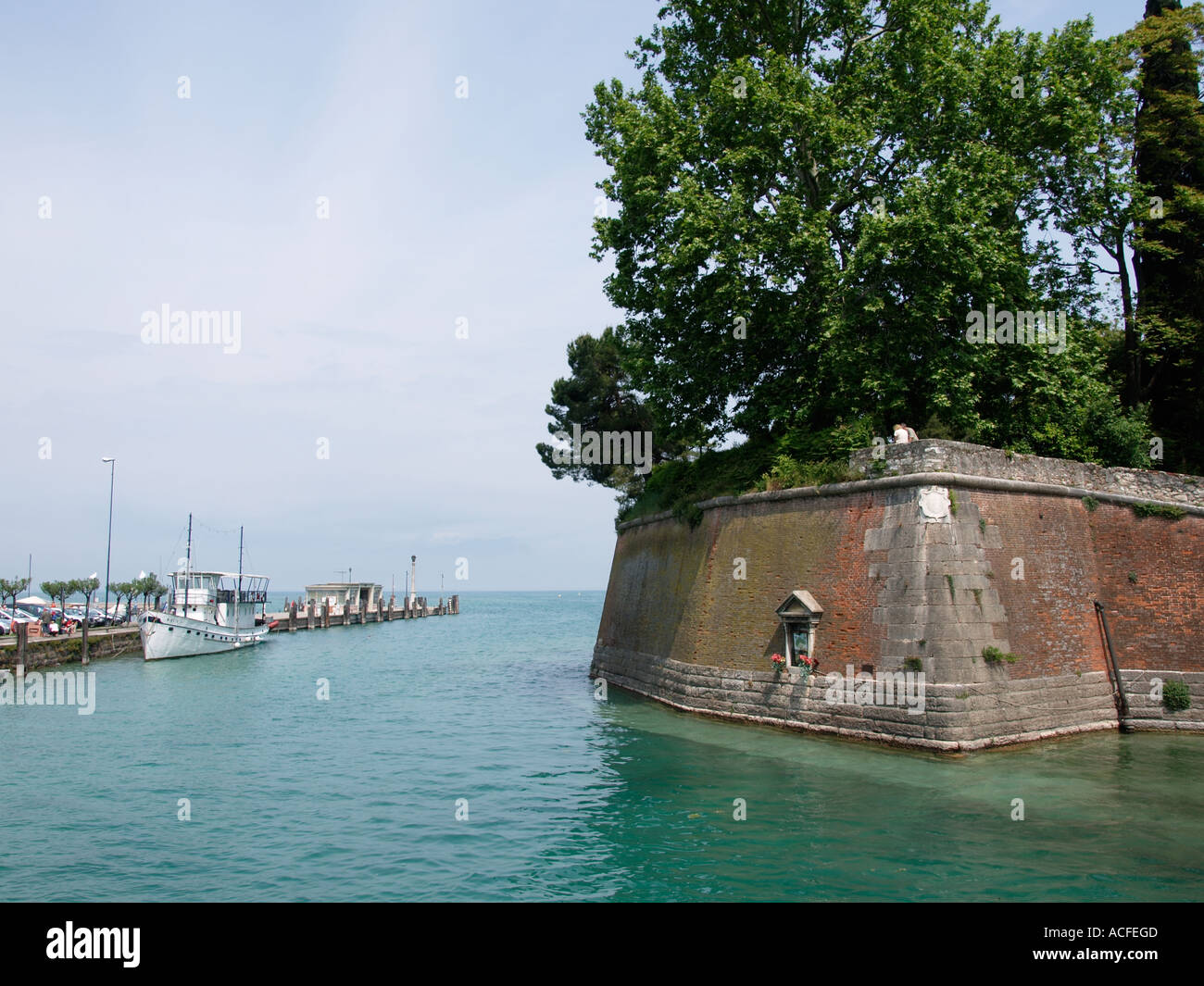 Parte della fortificata città vecchia parete del molto ben conservato bastione di Peschiera del Garda Italia Foto Stock