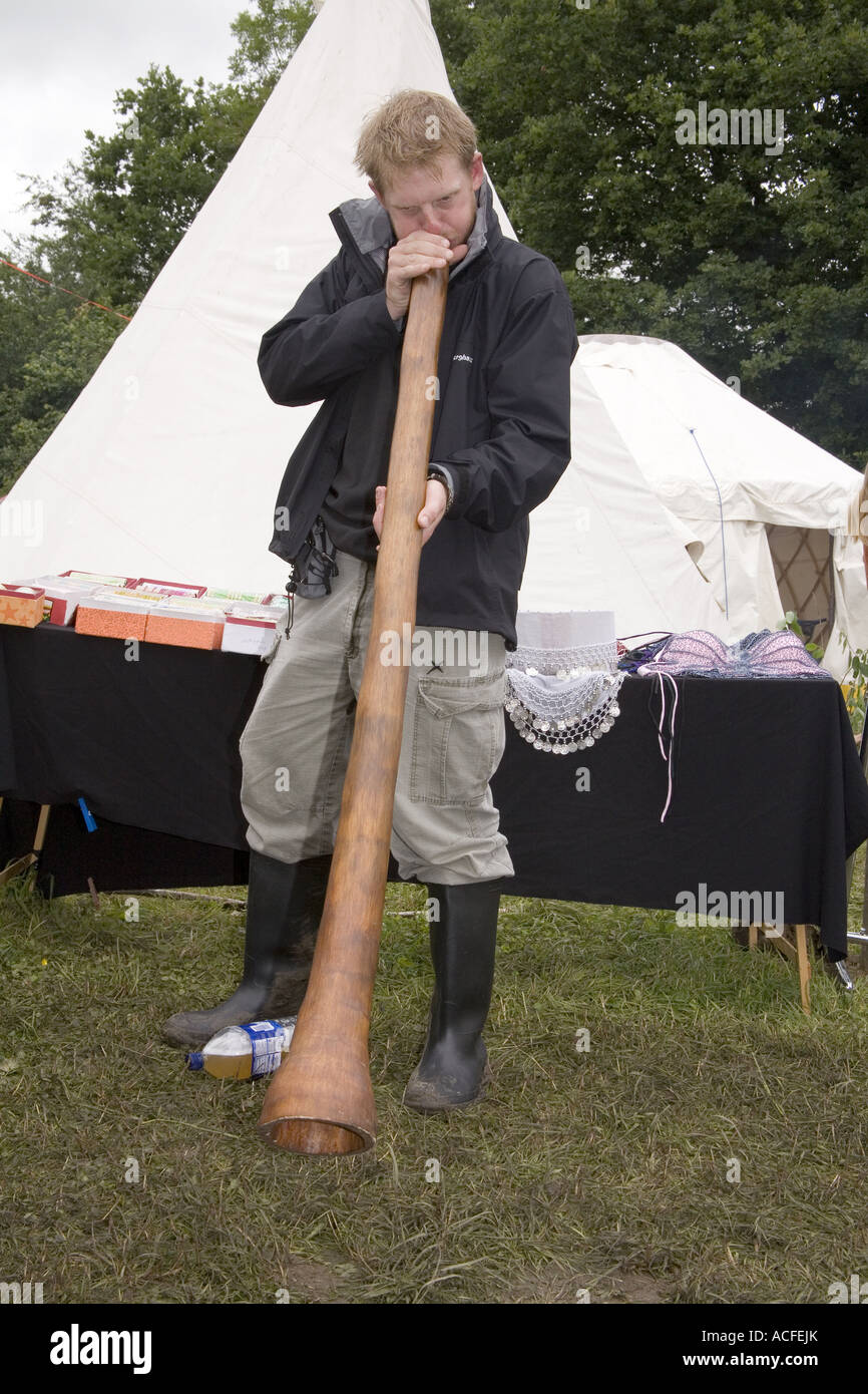 L'uomo gioca un didgeridoo nel campo tepee presso il festival di Glastonbury Inghilterra 2007 Foto Stock