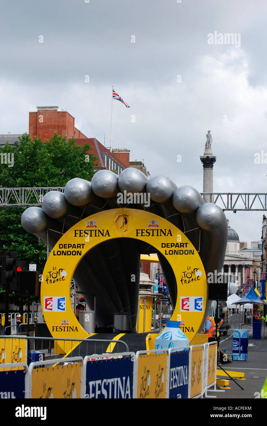 La rampa di avvio di Le Tour de France prologo a Londra 2007 Nelson's colonna in background Foto Stock