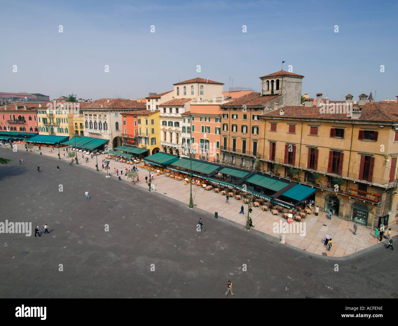 Il listone extra ampio marciapiede di Piazza Bra Verona Italia immagine è stata fatta dalla sommità della famosa arena Foto Stock