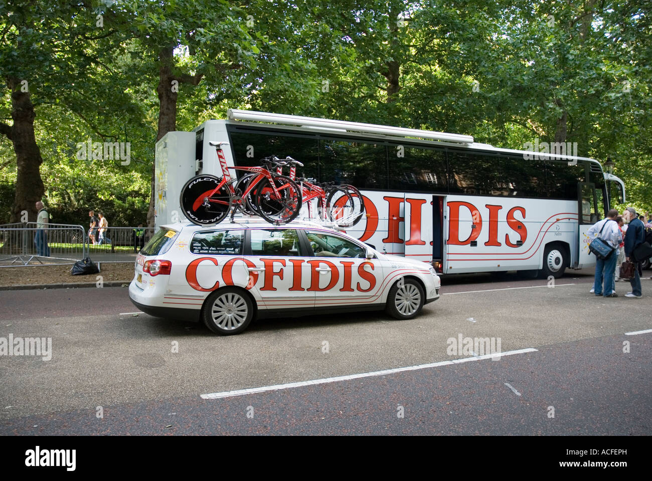 Cofidis Team auto e bus Foto Stock