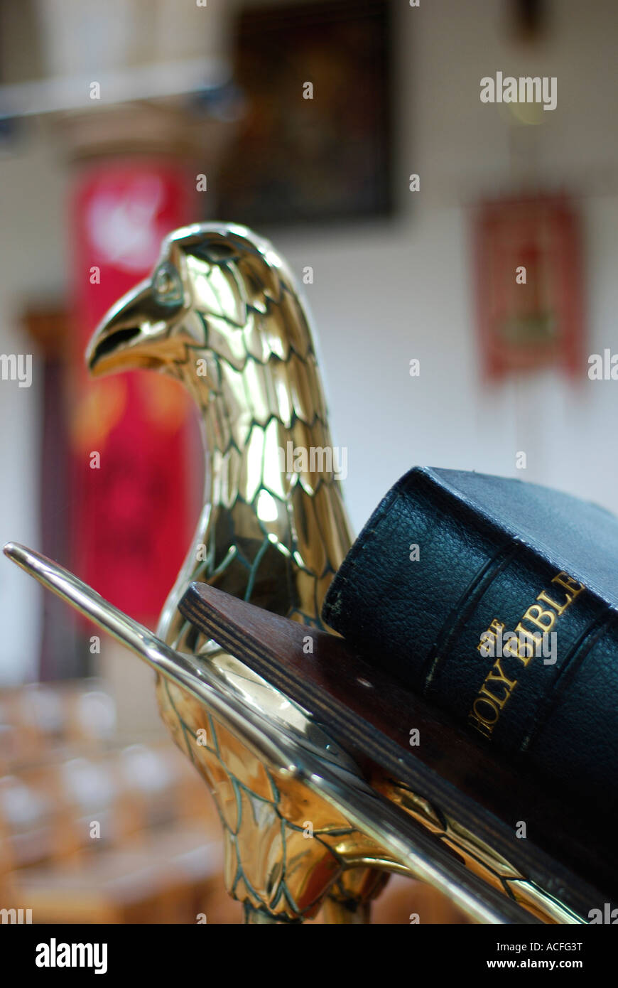 La Sacra Bibbia in appoggio su un aquila leggio in una chiesa cristiana Foto Stock