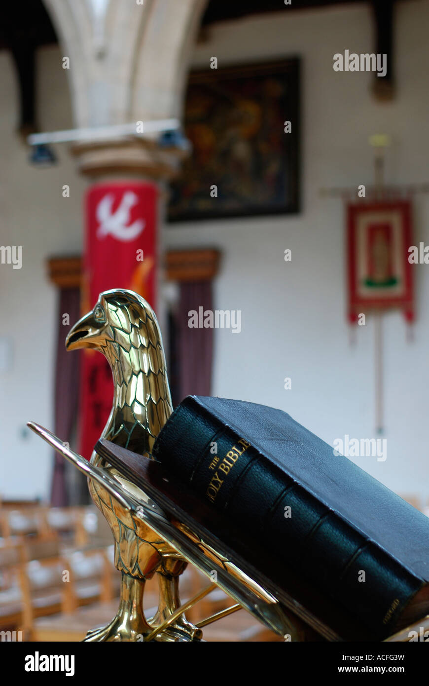 La Sacra Bibbia in appoggio su un aquila leggio in una chiesa cristiana Foto Stock