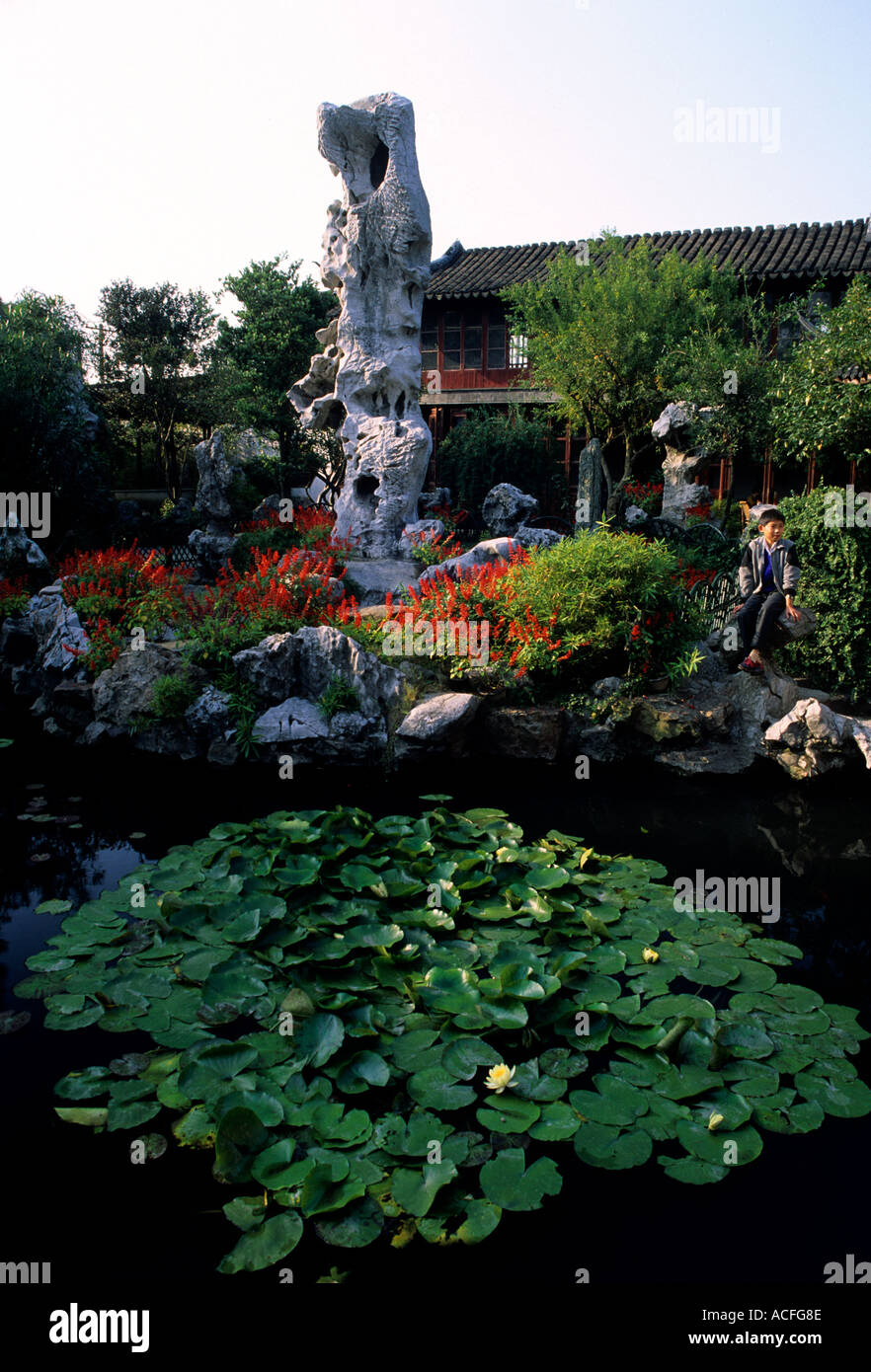 Jiangsu Suzhou Cina Tai Hu pietre e Lotus Pond di persistente o giardino Tarrying Liu Yuan Foto Stock