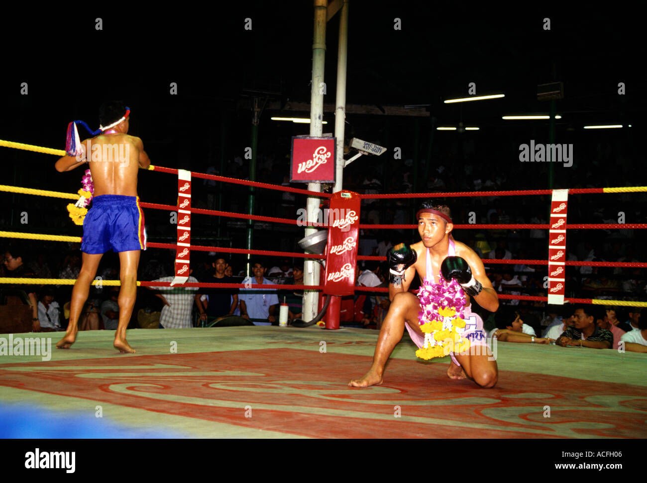 Bangkok in Thailandia Muay Thai Thai kick boxer nel ring prima di lotta pagando rispetta wai al Lumpinee Stadium Foto Stock