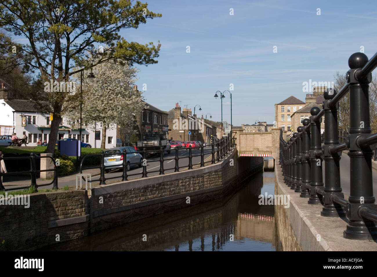 L Huddersfield stretto canale passante per il centro di Slaithwaite Foto Stock