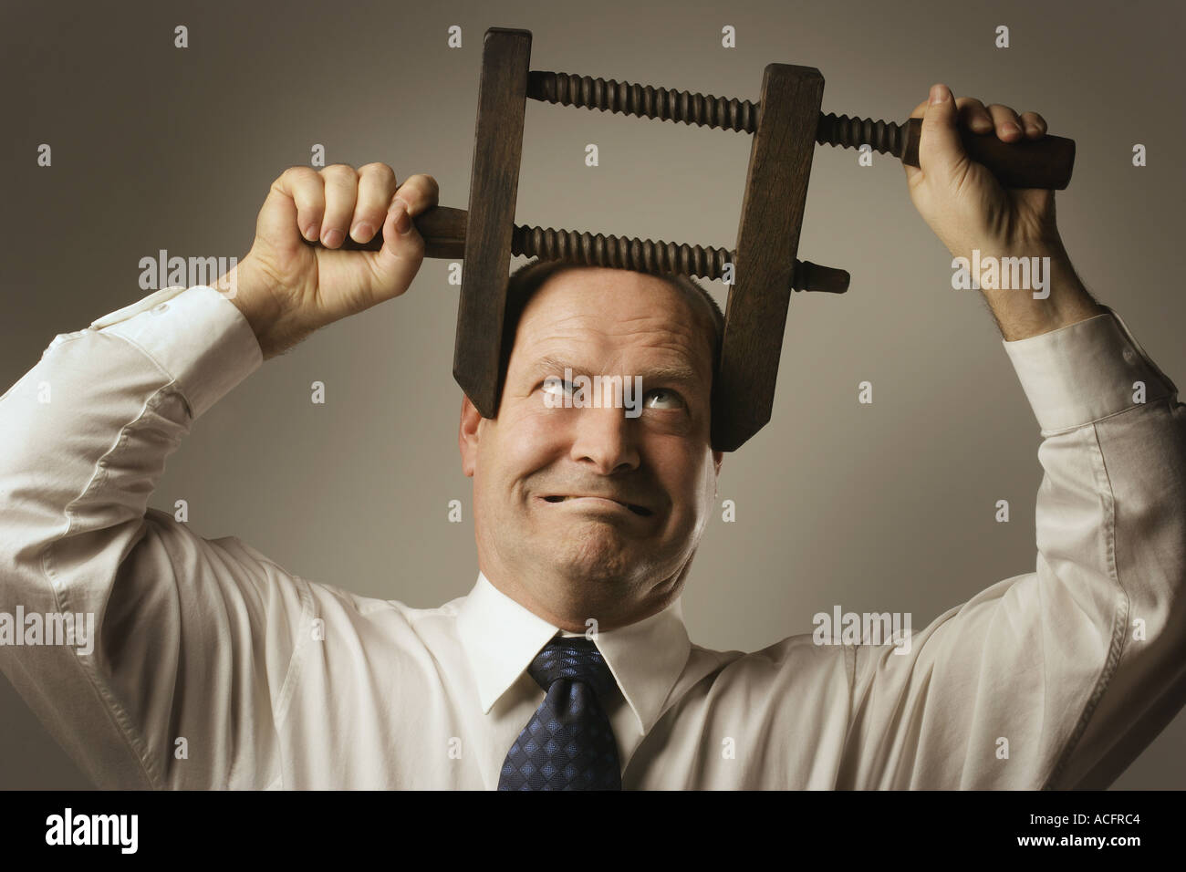 Uomo con la testa nella morsa Foto Stock