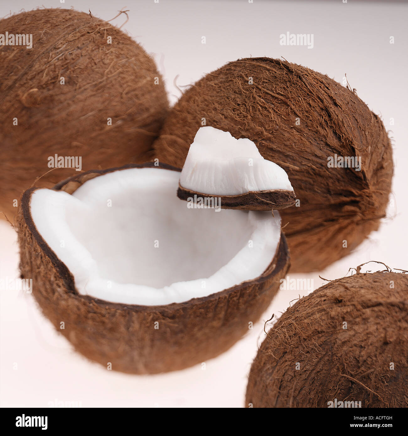 Noci di cocco rotte Foto Stock