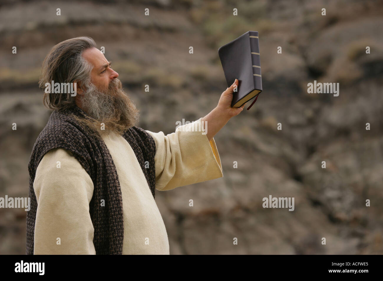 L'uomo tenendo in mano la Bibbia Foto Stock