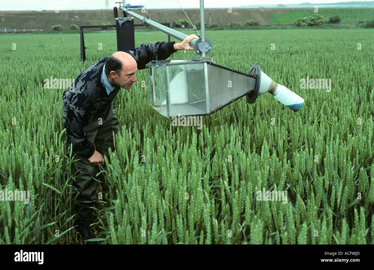 Dr Keith Sunderland con braccio rotante trappola per monitorare balooning ragni Foto Stock