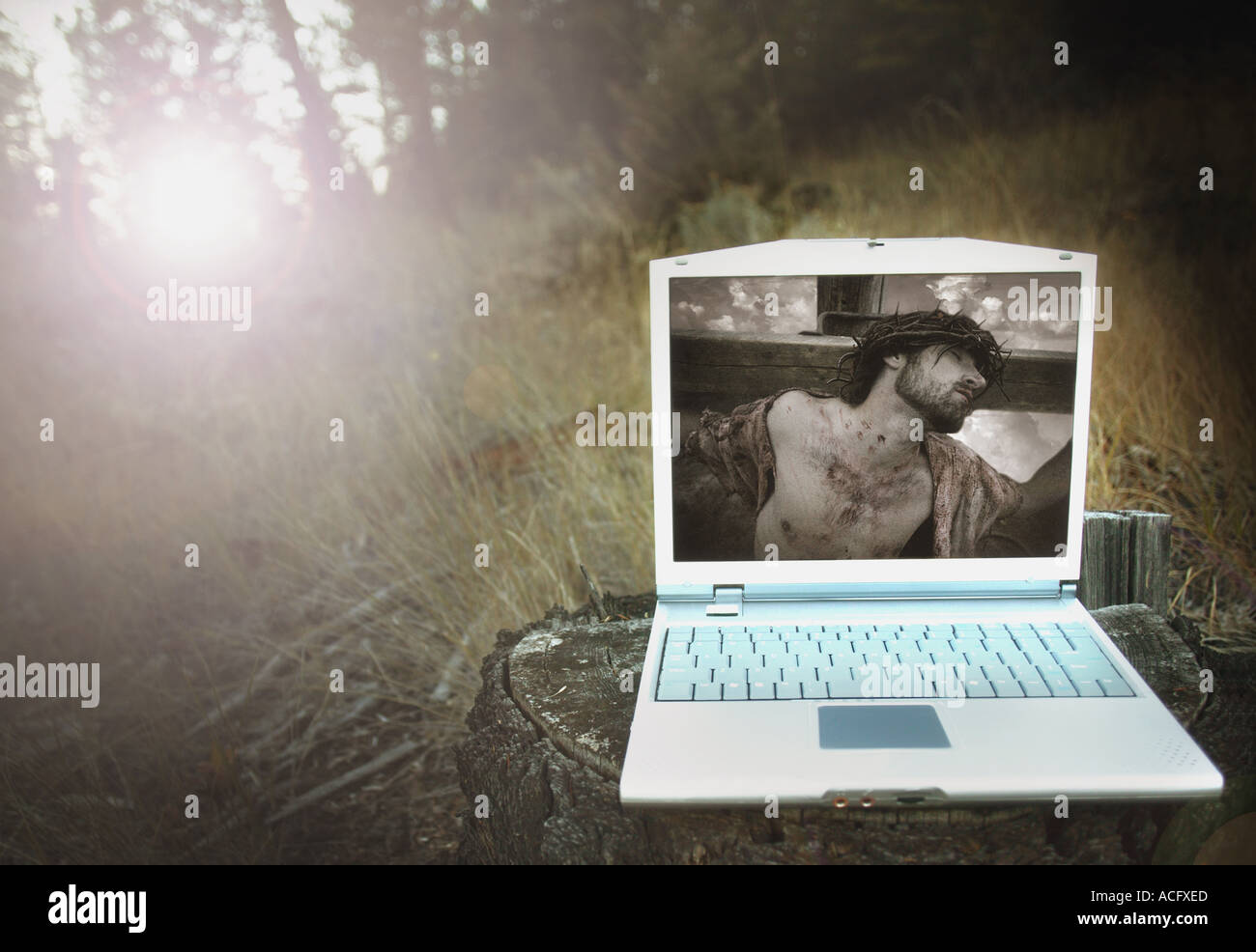 Immagine della Crocifissione su un lap top Foto Stock