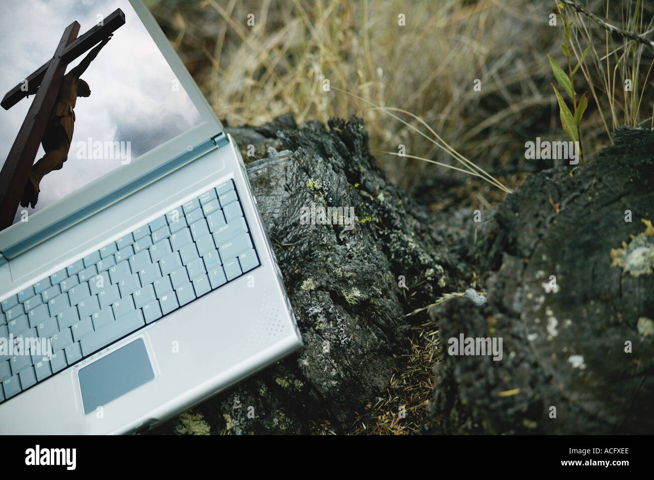 Immagine della crocifissione su un computer lap top Foto Stock