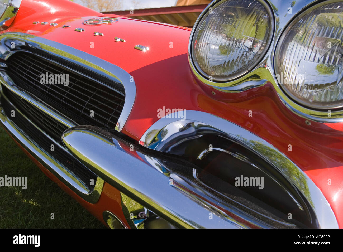 Parte anteriore di un rosso 1962 Chevrolet Corvette Convertibile con fari griglia piastra nome e logo in un auto show Foto Stock