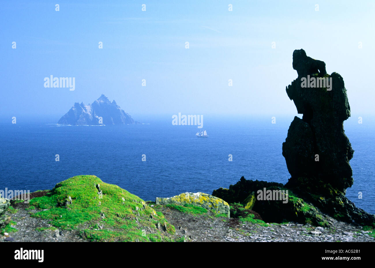 Guardando da isola monastica di Skellig Michael a Little Skellig island oltre la nave a vela Asgard II. Contea di Kerry West Ireland. Foto Stock