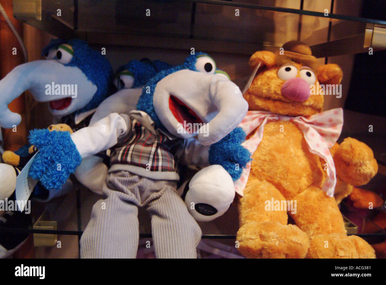 I peluche dal Muppets sullo scaffale di un negozio Foto Stock