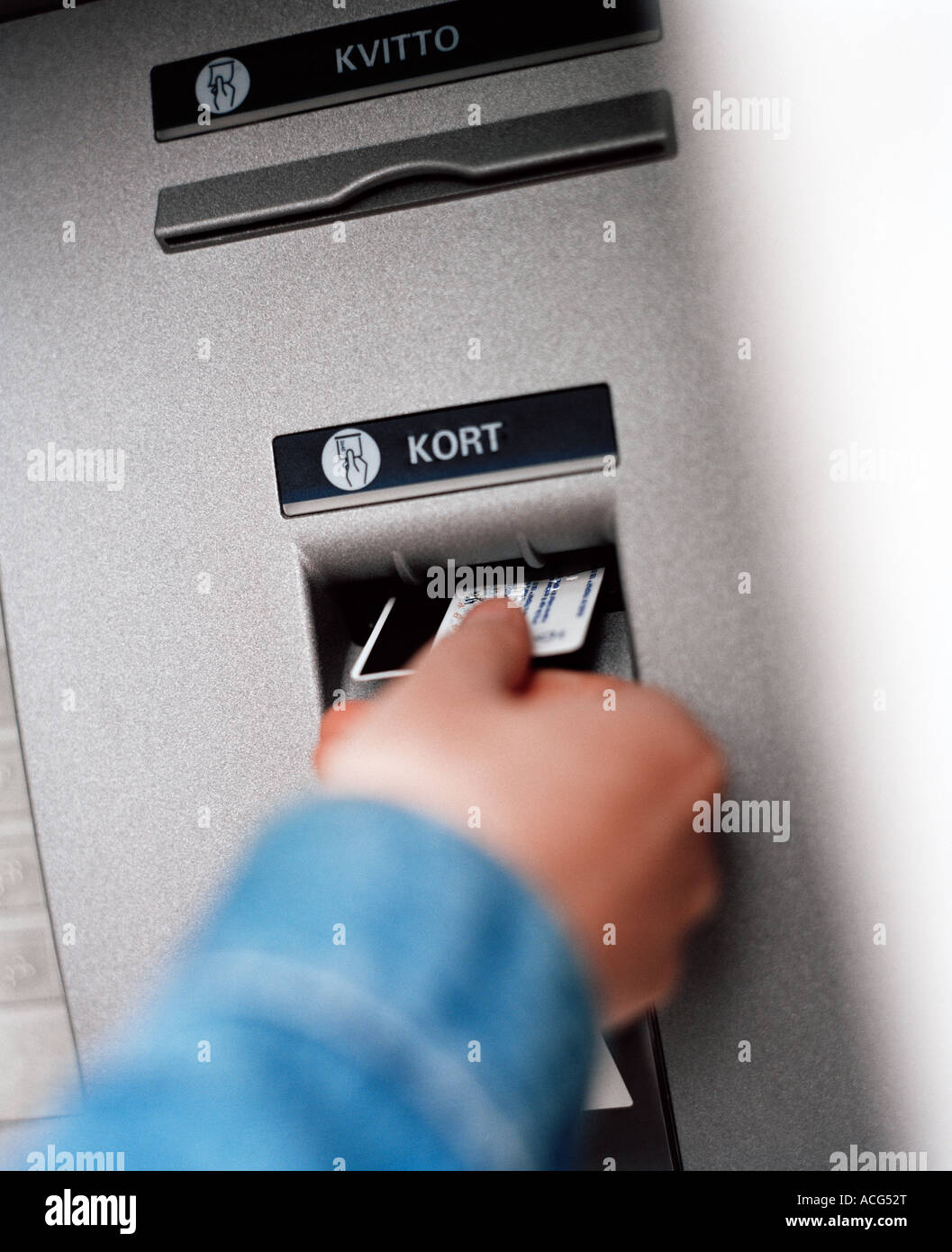 Una scheda in un cash dispenser. Foto Stock