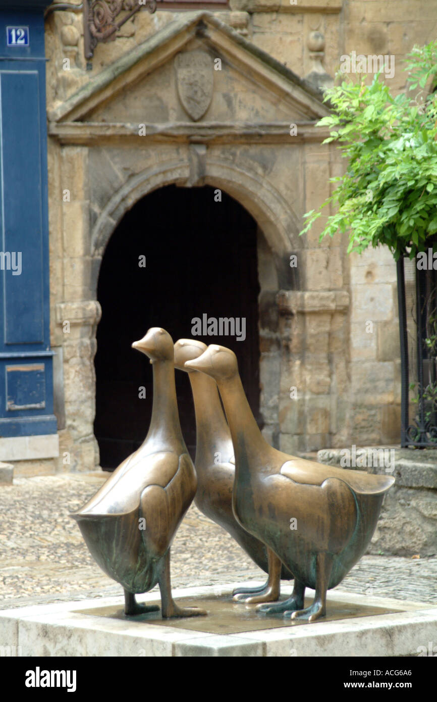 La città storica di Sarlat nella regione Périgord Francia Place du Marche aux Oies scultura in bronzo Foto Stock