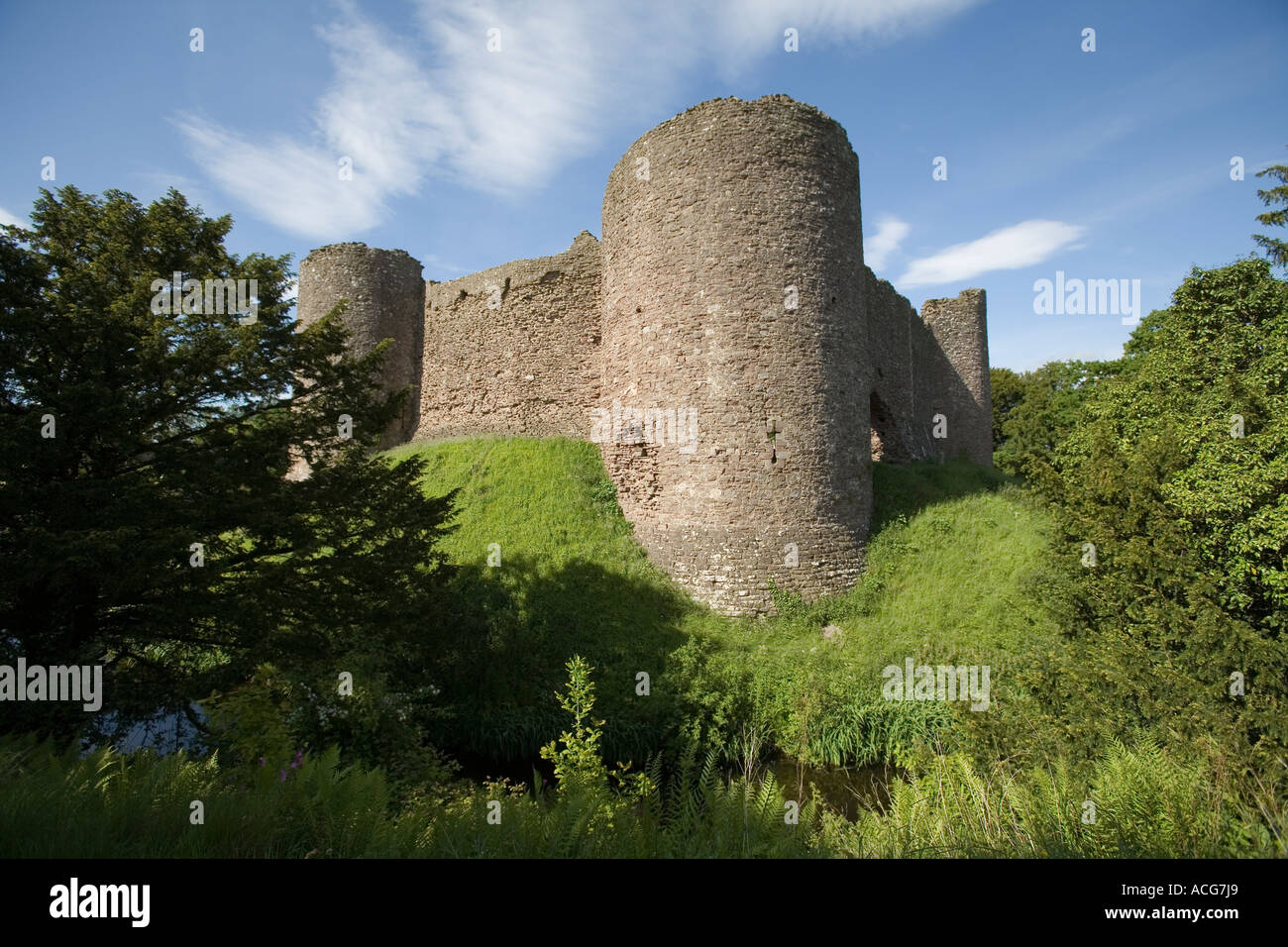 Il fossato e d forma di torre a sud ovest angolo della parete di tamponamento castello bianco Monmouthshire Wales UK Foto Stock