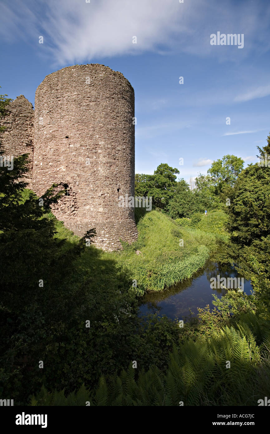 Il fossato e la torre con la femmina visitatore il castello bianco Monmouthshire Wales UK Foto Stock