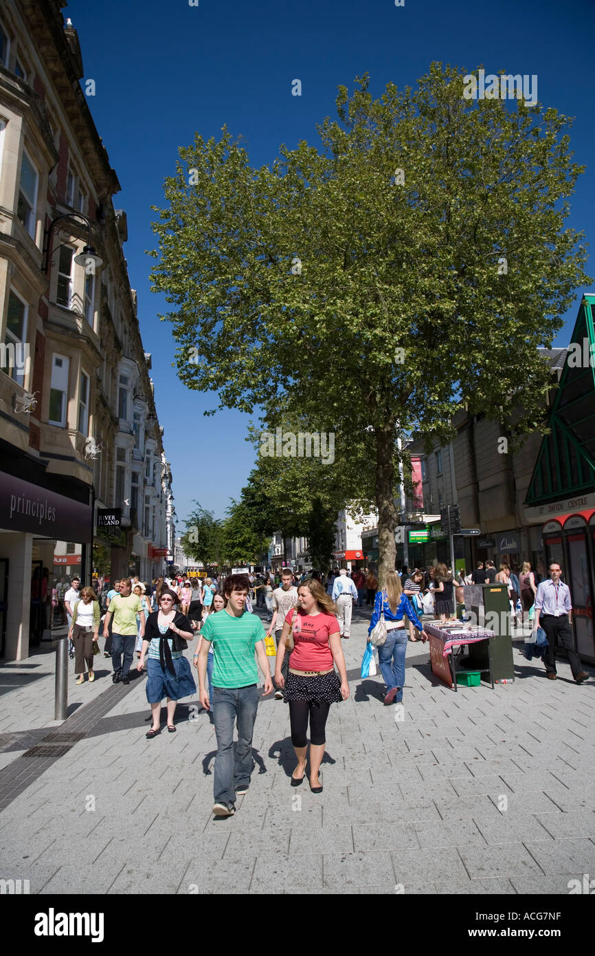 Persone nella trafficata strada pedonale dello shopping Cardiff Wales UK Foto Stock
