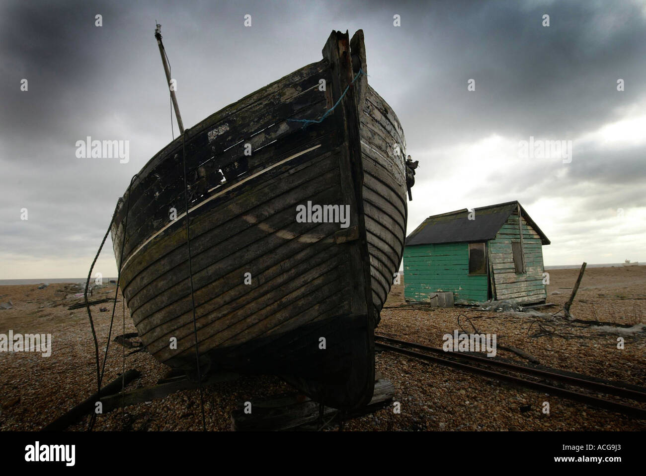 Barca e capanna sulla spiaggia di Dungeness Foto Stock