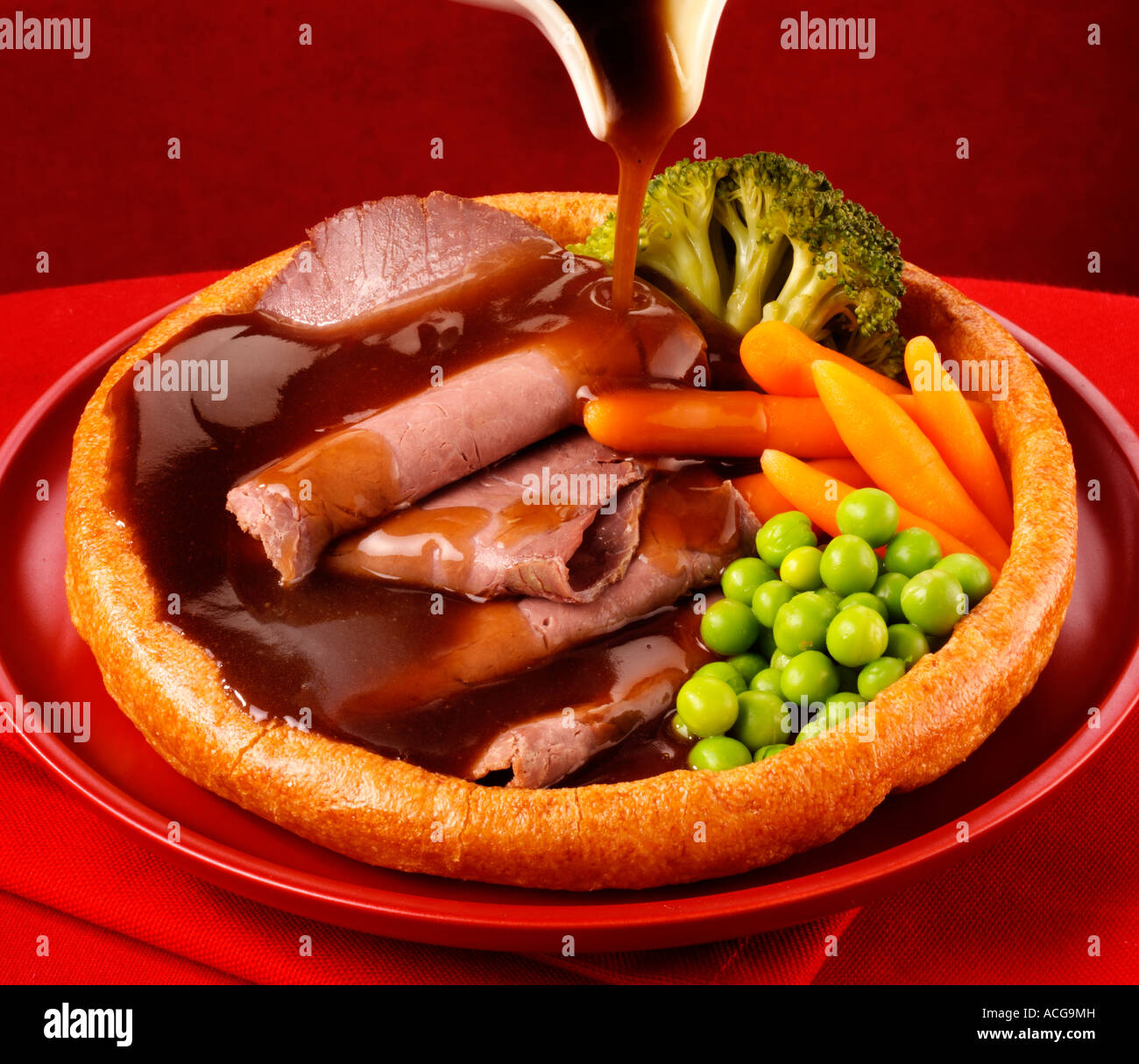 GIANT Yorkshire pudding con arrosti di manzo e verdure Foto Stock