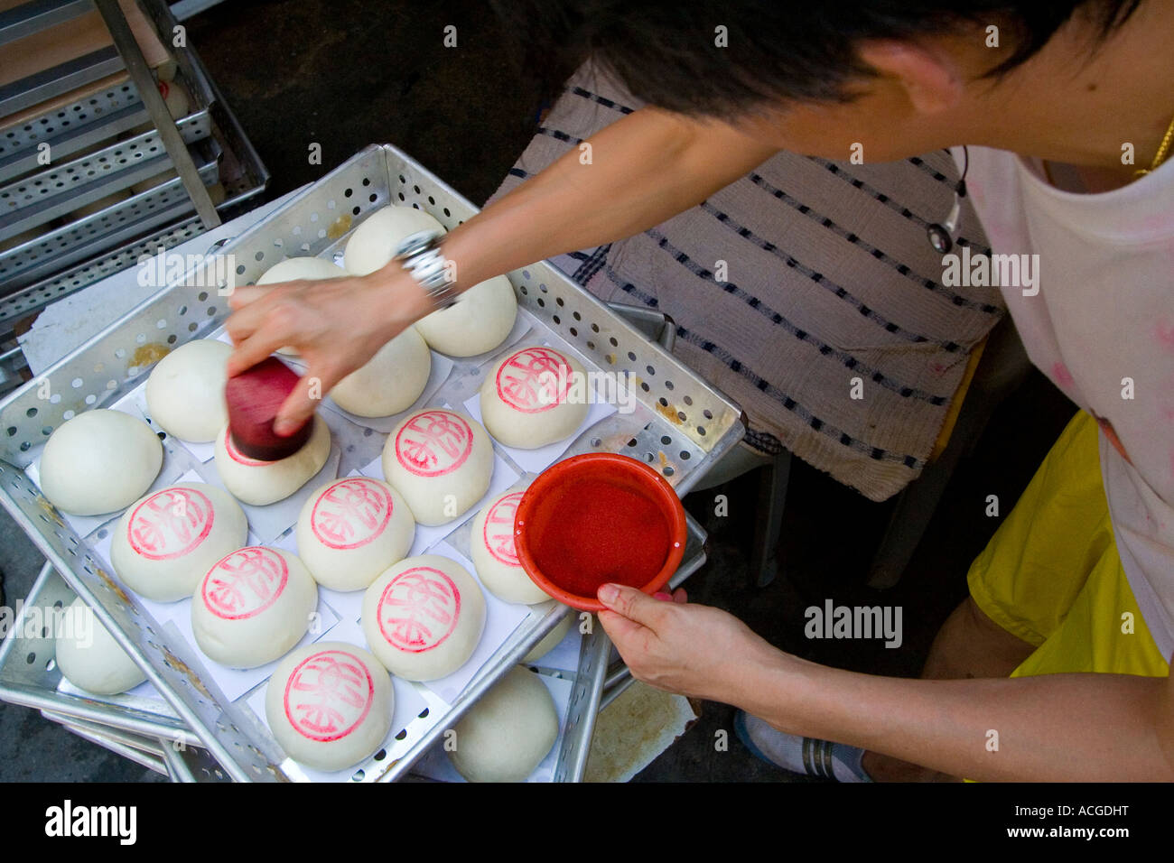 Rendendo francobollo rosso su focacce cotte al vapore Cheung Chau Bun Festival SAR di Hong Kong Foto Stock