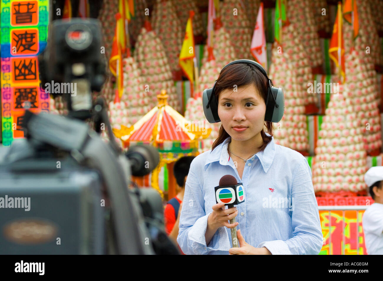 Donna News Persona che copre il Cheung Chau Bun Isola Festival SAR di Hong Kong Foto Stock