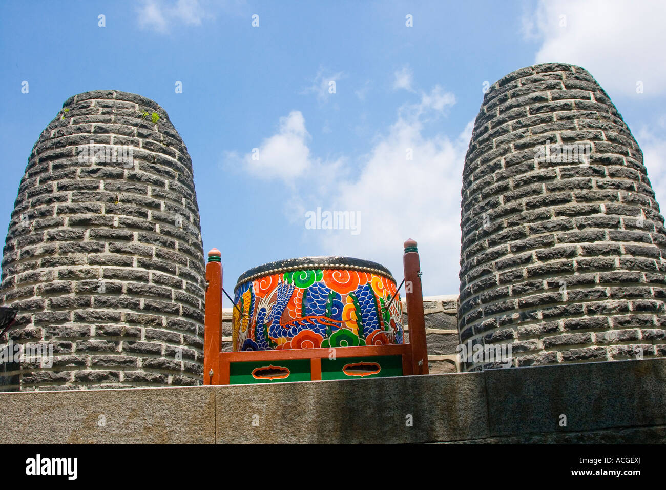 Il tamburo e il faro di segnalazione rotante Seoul tumulo di parete fortezza di Namsan Hill Park Seoul COREA DEL SUD Foto Stock