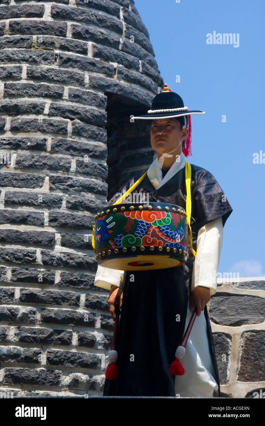 In costume antico cerimoniale di Avviso di protezione Faro Faro Mound Seoul parete fortezza di Namsan Hill Park Seoul COREA DEL SUD Foto Stock