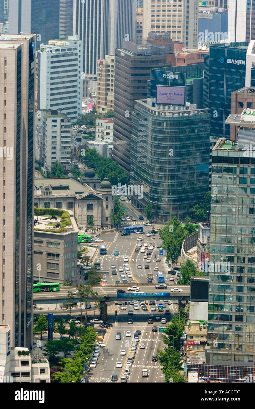 Autostrada che corre attraverso i grattacieli di downtown di Seul Corea del Sud Foto Stock